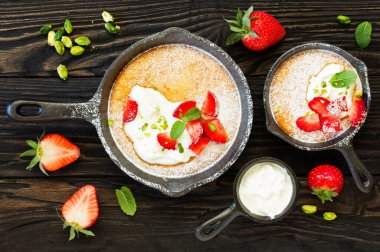 badem pasta krema ve çilek ile. Yukarıdan görüntülemek.