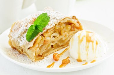 Tarçın ve dondurma topu ile elma strudel.