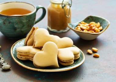 Fransız pasta makaron. Kalp şekli. Sevgililer günü. Seçici odak