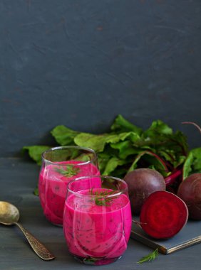 Soğuk çorba yoğurt pancar ve salatalık ile. okroshka.