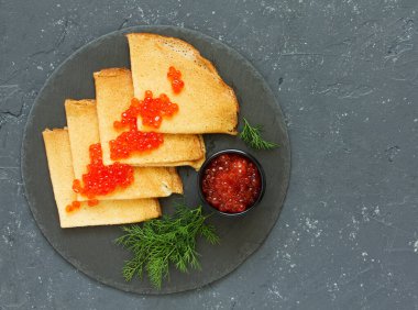 Rus usulü kırmızı havyarlı krep yığını.. .