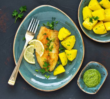 Kızarmış parça balık haşlanmış genç patates ile.