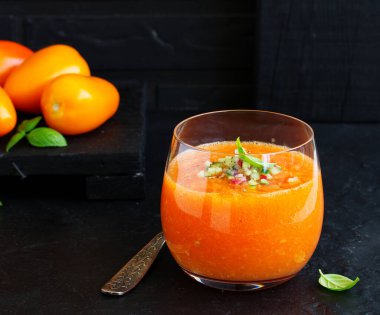 İspanyol domates çorbası ile sarı domates gaspaço.