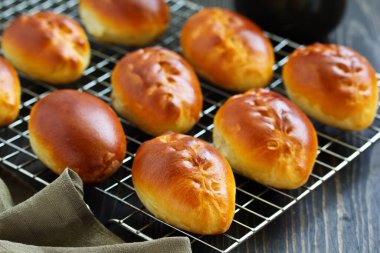 Elma doldurma ile taze küçük köftesi.