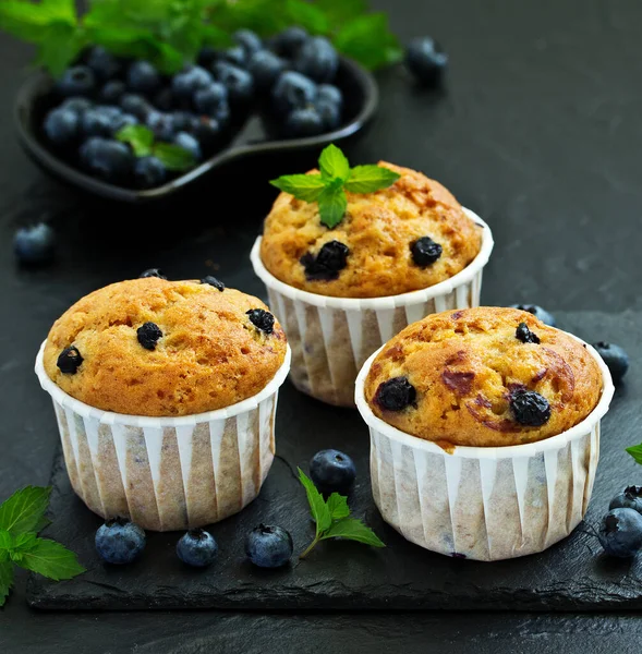 Muffins Avoine Aux Myrtilles Sur Fond Sombre — Photo