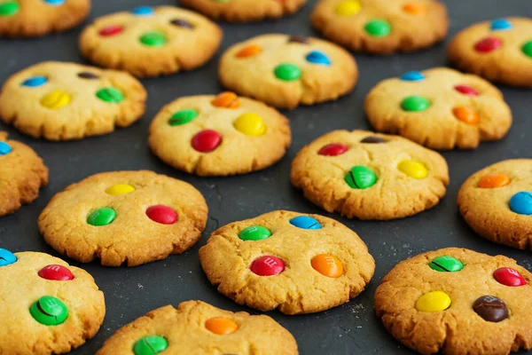 Biscoito Biscoito Com Doces Multicoloridos Lascas Chocolate — Fotografia de Stock