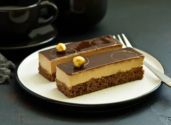 キャラメルとナッツ入りチョコレートケーキ — ストック写真