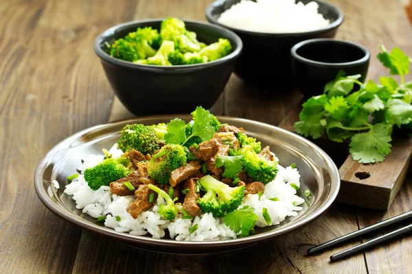 Brokoli ve pirinç ile sığır eti. Asya mutfağı.
