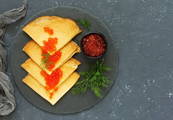 Rus usulü kırmızı havyarlı krep yığını.. .