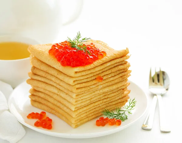 Ein Haufen Pfannkuchen Nach Russischer Art Mit Rotem Kaviar — Stockfoto