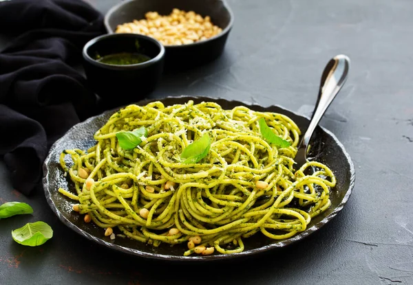 Spaghetti Pesto Arugula Pine Nuts — Stock Photo, Image