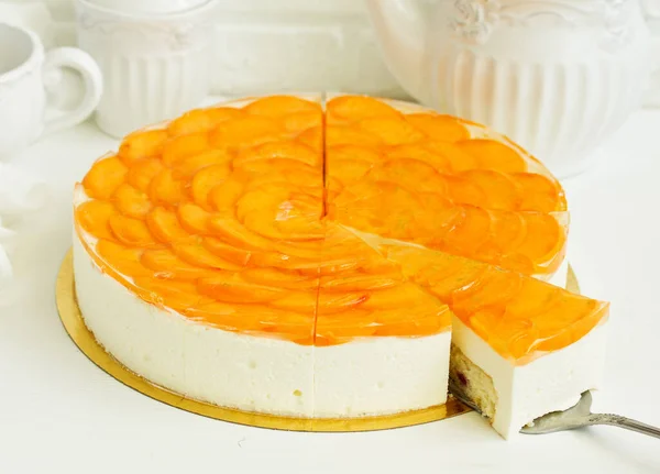 美味的芝士蛋糕配杏子 — 图库照片