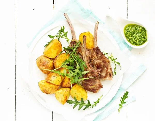 Lammkoteletts Auf Knochen Mit Bratkartoffeln Und Pesto Sauce — Stockfoto
