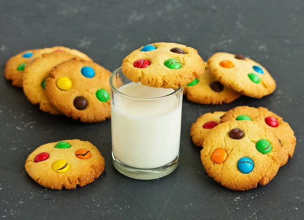 Shortbread Cookie Mit Bunten Süßigkeiten Und Schokoladenchips — Stockfoto