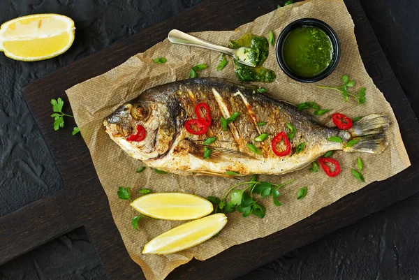 Dorado Assado Com Legumes Molho Verde Vista Cima — Fotografia de Stock