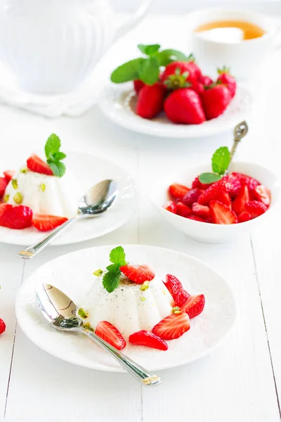 Cremige Panna Cotta Mit Erdbeeren — Stockfoto