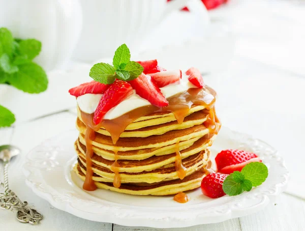 Panquecas Com Caramelo Morangos Para Pequeno Almoço — Fotografia de Stock