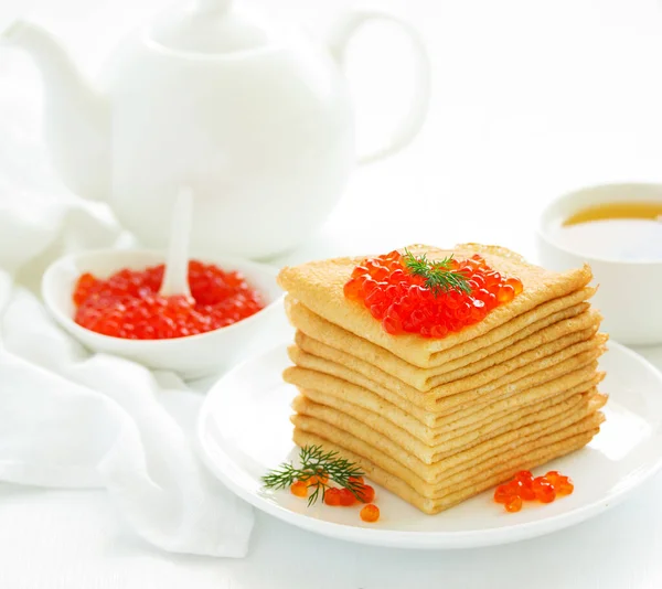 Een Stapel Pannenkoeken Russische Stijl Met Rode Kaviaar — Stockfoto