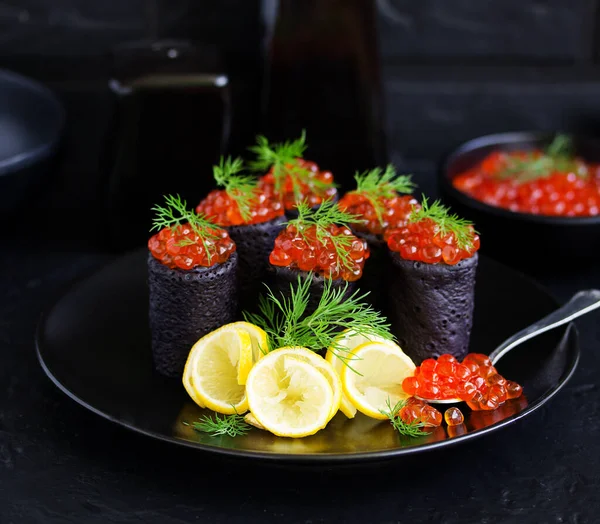 Panquecas Com Tinta Choco Com Caviar Vermelho Cozinha Russa — Fotografia de Stock