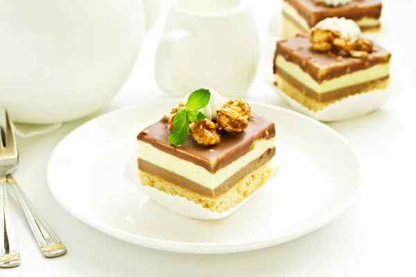 Schokoladenkuchen Mit Karamell Und Nüssen — Stockfoto