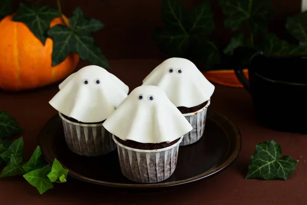 Een Taart Voor Halloween Vorm Van Een Spook — Stockfoto