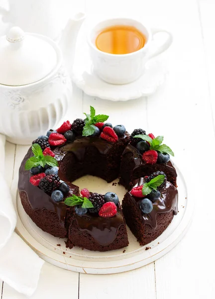 신선한 딸기와 초콜릿 케이크 — 스톡 사진