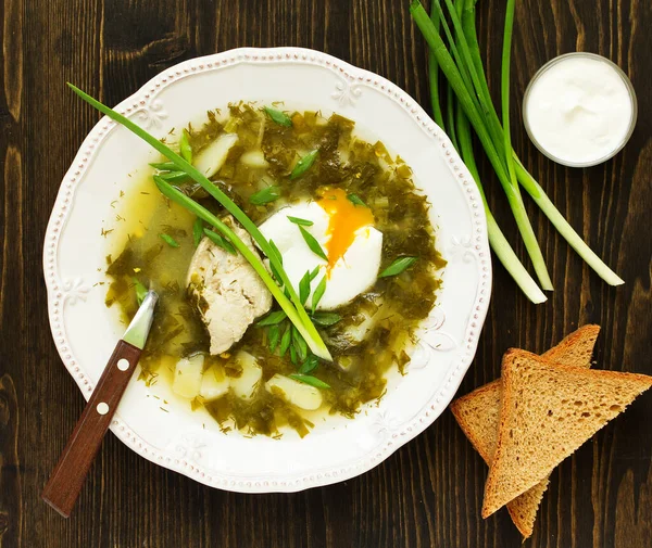Sopa Acedera Con Pollo Huevo Escalfado —  Fotos de Stock