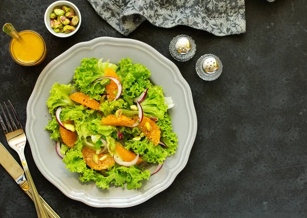 Ein Teller Salat Mit Orangenscheiben Roten Zwiebeln Und Vinaigrette Dressing — Stockfoto