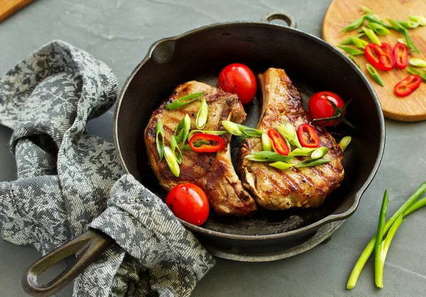 Costeleta Porco Osso Com Verduras Cozidas Forno — Fotografia de Stock