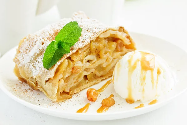 Tarçın ve dondurma topu ile elma strudel.