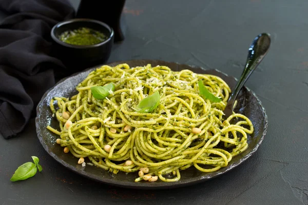 松の実とルッコラのサラダのペスト スパゲッティ — ストック写真