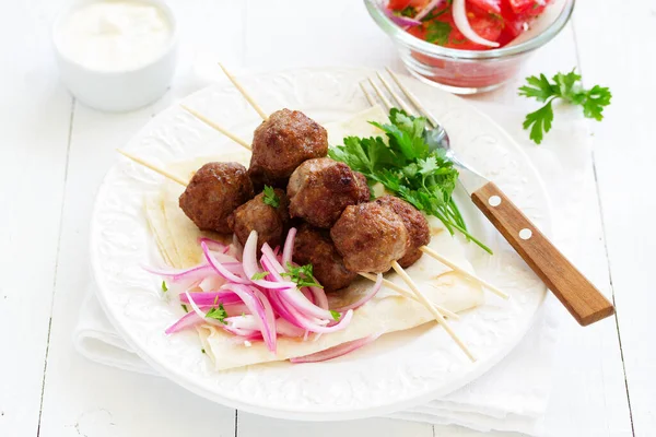 Lammspieße Spießen Mit Zwiebeln Und Buttermilchsauce — Stockfoto