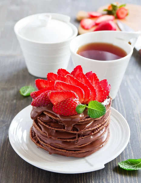 Schokoladen Pfannkuchen Mit Schokoladencreme Und Erdbeeren — Stockfoto