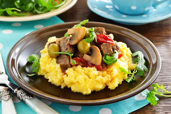 Delicioso Guisado Carne Com Azeitonas Cogumelos Polenta — Fotografia de Stock