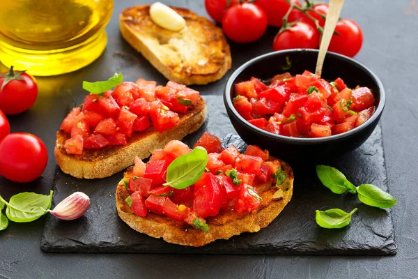 Bruschetta Med Tomater Och Basilika Royaltyfria Stockfoton