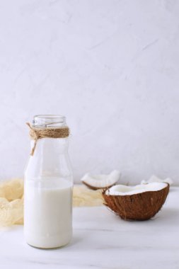 Beyaz arka plan üzerinde üstten kuru pamuklu çiçek