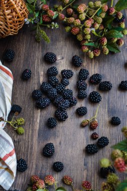 Taze ahududu ve böğürtlen, saman sepetli.