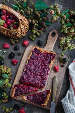 Ev yapımı organik ahududu ve böğürtlenli turta.