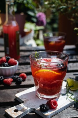 Soğuk ferahlatıcı limon, böğürtlen ve buzlu ahududu limonatası.