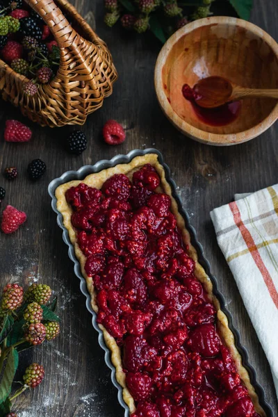 Processo de preparação de framboesa e torta de amora-preta, visão superior em — Fotografia de Stock