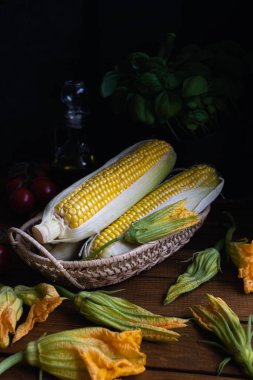 Taze sebzeler karanlık yaşam, domatesler, mısır kabağı çiçeği.