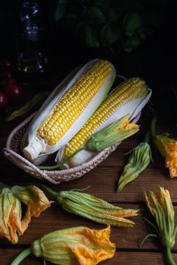 Taze sebzeler karanlık yaşam, domatesler, mısır kabağı çiçeği.