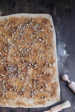 Çiğ tarçınlı çörek, ev yapımı fırın.