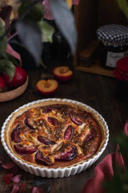 Ev yapımı fırın, ahşap masada erikli turta.