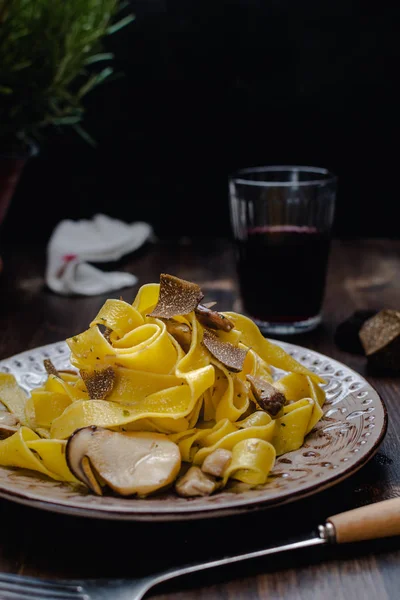 Siyah mantarlı pappardelle makarna, kırmızı şarap.