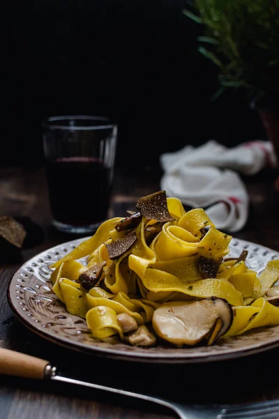 Siyah mantarlı pappardelle makarna, kırmızı şarap.