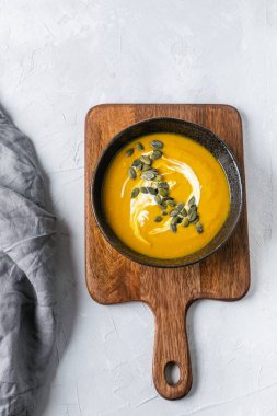 Tohumlu kabak çorbası, zeytinyağı.