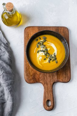 Tohumlu kabak çorbası, zeytinyağı.