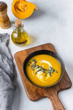 Tohumlu kabak çorbası, zeytinyağı.