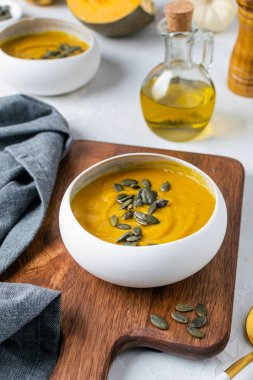 Tohumlu kabak çorbası, zeytinyağı.